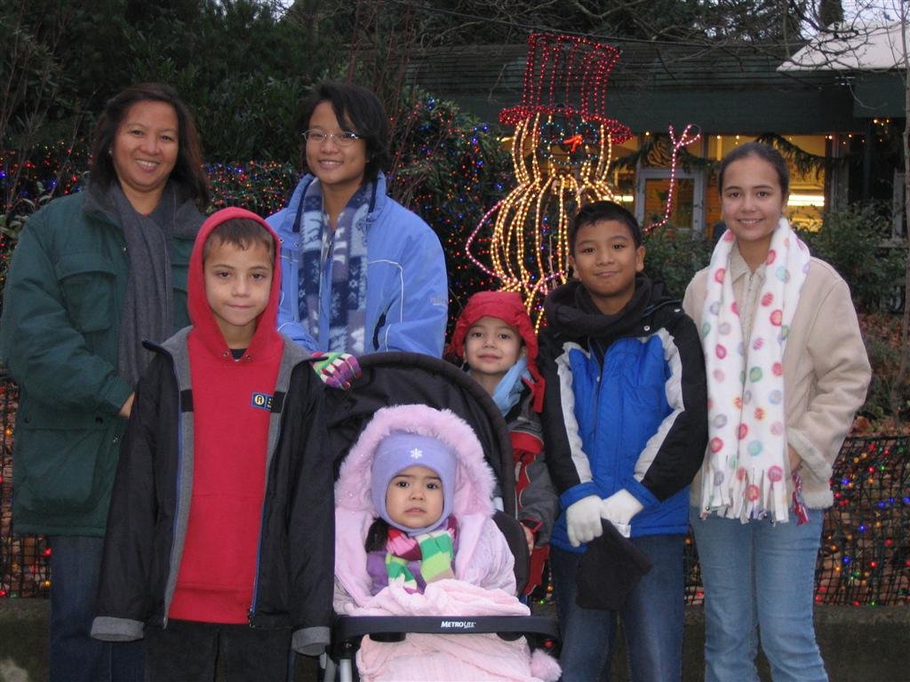 funatzoolightswiththecousinsandfamily.jpg