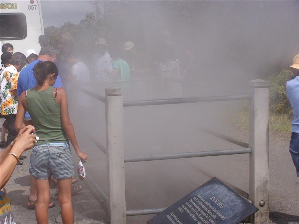 asteamventatvolcanosnationalparkthisisasteamventandthesteamisquitehotnosurpriseandsmellslikesulphur.jpg