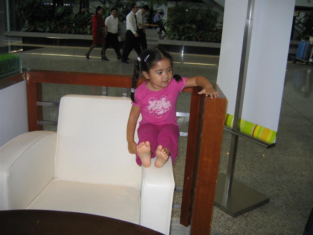 allyrelaxesinthehkairport.jpg