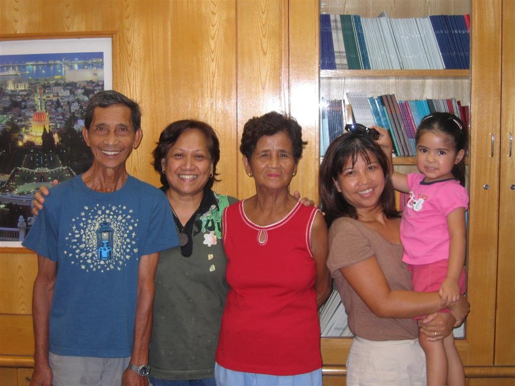 wevisitthebahaicenterandtakeapicture.jpg