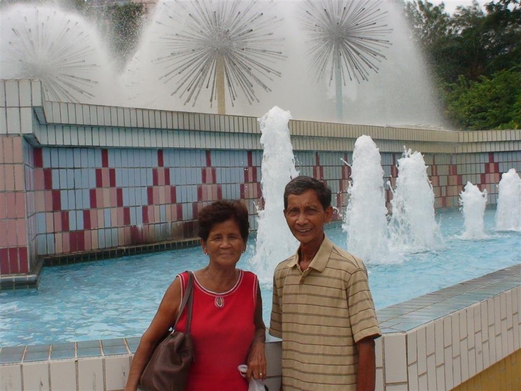 tatayandinangatthefountain.jpg