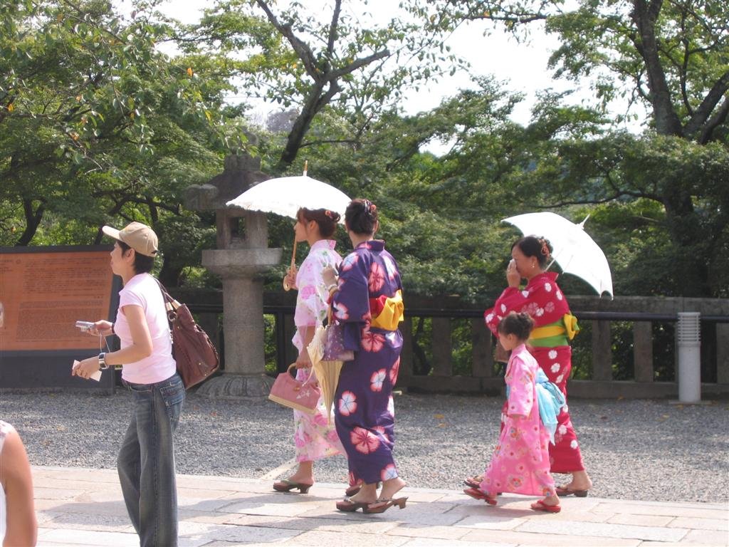 somewomenwearingkimonos.jpg