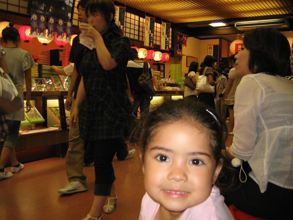 thiswasaverybusyshopnearthetempletheygaveoutalargenumberofsampleswhichareusuallymochirelatedtheyalsoprovidedfreecoldgreenteawhichwasquiterefreshing.jpg
