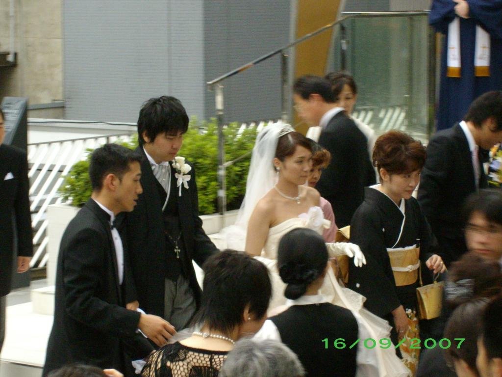 atthetopofthekyotostationapicturetakingofaweddingceremonystartedtakingplaceweallstuckaroundtowatchsinceitwassuchanelegantfunctionandwewerecurioushowitwouldturnout.jpg