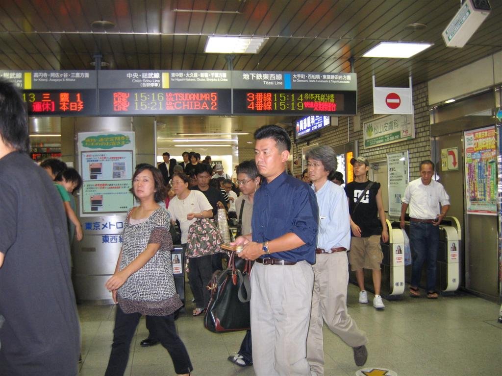 peopleleavingtheshinjukujrstationtherearealotofpeoplepouringinandoutofthesegates.jpg